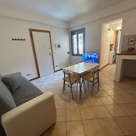 Living Apartment-centro Storico-autodromo شقة