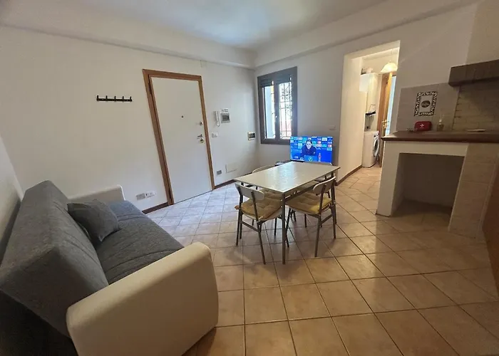 Living Apartment-centro Storico-autodromo شقة